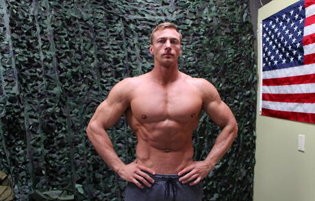 Fajnie Ivan D masturbuje się na zewnątrz