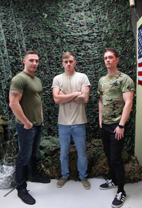 Active Duty: 淫蕩男孩 Ryan Jordan、Spencer Laval 和 Logan Lane 在戶外享受三人性愛