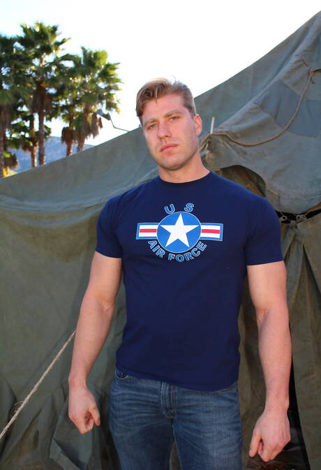 Sterke stier John Hawkins toont een gespierd lichaam aan de buitenkant