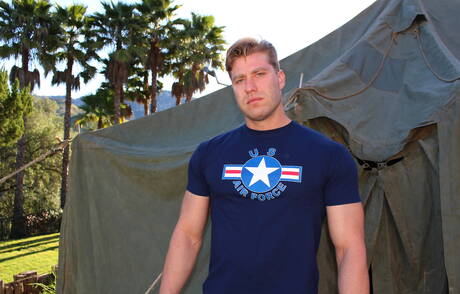 Sterke stier John Hawkins toont een gespierd lichaam aan de buitenkant