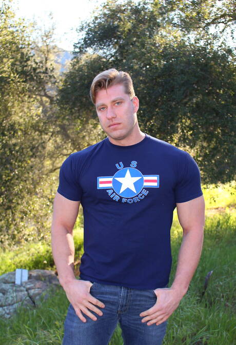 Sterke stier John Hawkins toont een gespierd lichaam aan de buitenkant