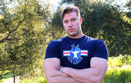 Sterke stier John Hawkins toont een gespierd lichaam aan de buitenkant