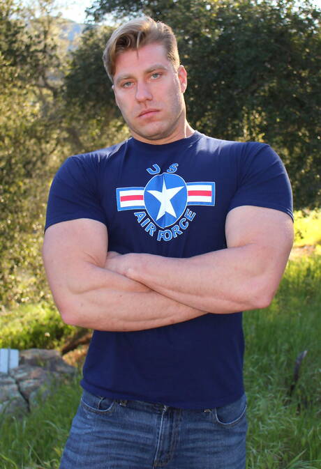 Sterke stier John Hawkins toont een gespierd lichaam aan de buitenkant