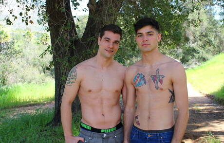 身材魁梧的美國男孩普林斯頓普萊斯和水獺李羅伊瓊斯在戶外進行激烈的肛交