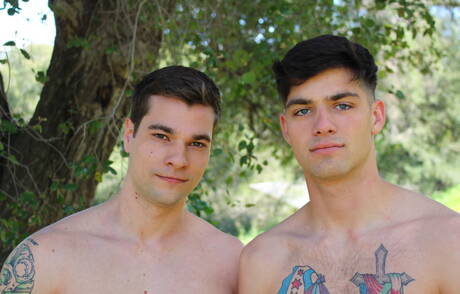 身材魁梧的美國男孩普林斯頓普萊斯和水獺李羅伊瓊斯在戶外進行激烈的肛交