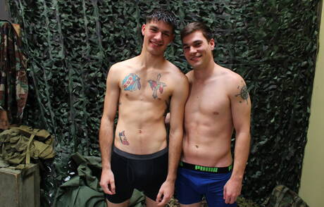 身材魁梧的美國男孩普林斯頓普萊斯和水獺李羅伊瓊斯在戶外進行激烈的肛交