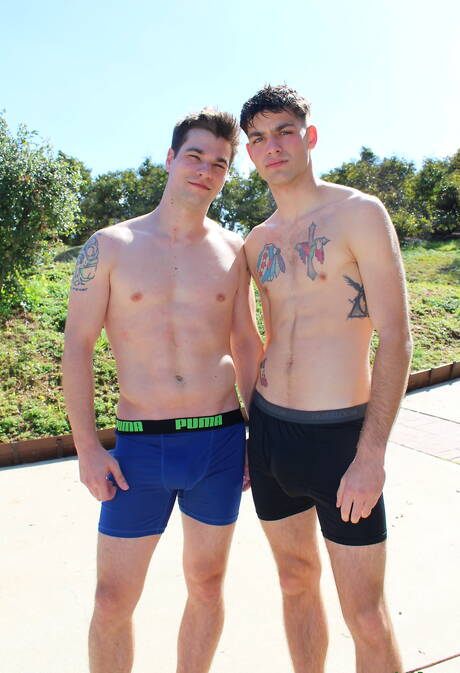 Ładni amerykańscy chłopcy dobrze zbudowani Princeton Price i wydra Leeroy Jones w twardym seksie analnym na świeżym powietrzu