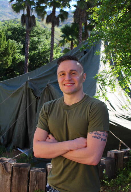 O musculoso Gage Garretts masturba seu pau ao ar livre