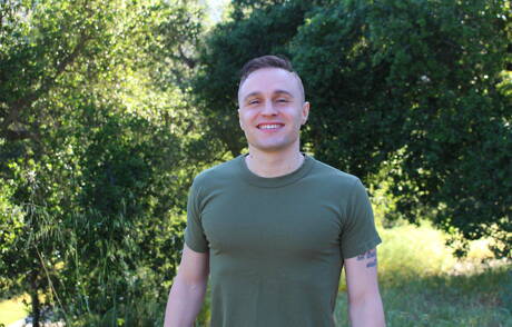 O musculoso Gage Garretts masturba seu pau ao ar livre