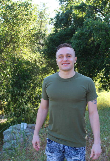 O musculoso Gage Garretts masturba seu pau ao ar livre