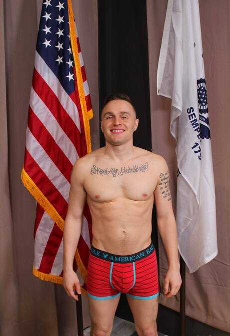 O musculoso Gage Garretts masturba seu pau ao ar livre