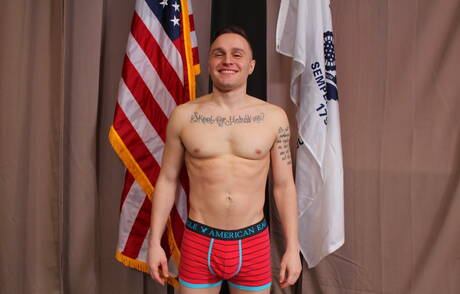 O musculoso Gage Garretts masturba seu pau ao ar livre