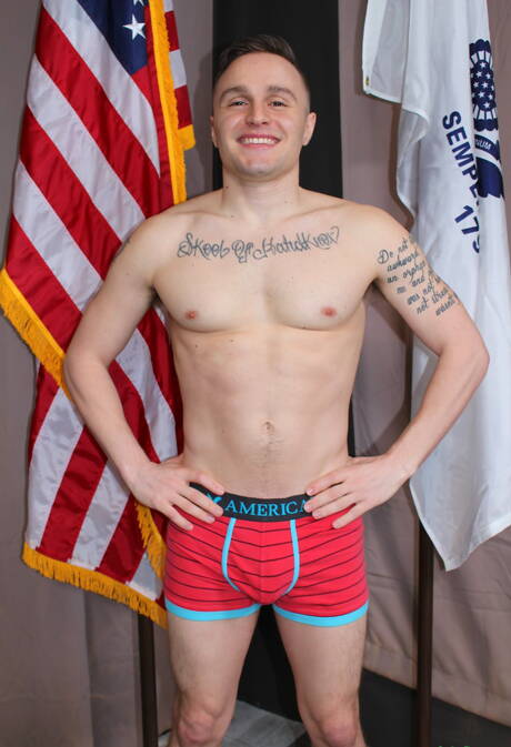 O musculoso Gage Garretts masturba seu pau ao ar livre