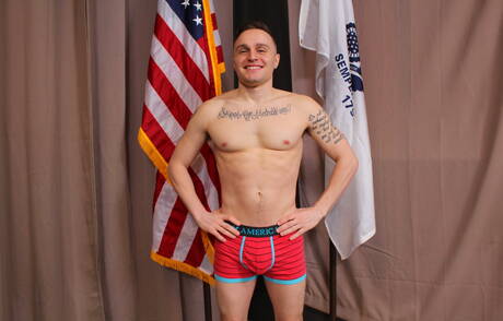 O musculoso Gage Garretts masturba seu pau ao ar livre