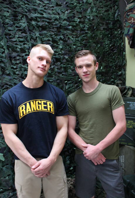 I due ragazzi americani sexy, il bel ragazzo Scott Finn e il bel ragazzo Blake Effortley, fanno sesso anale duro all