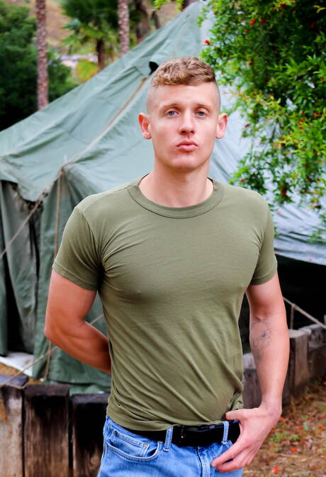 Der muskulöse Derrick Ranoldo posiert nackt im Freien