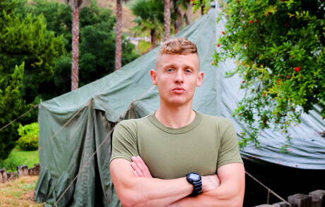 Der muskulöse Derrick Ranoldo posiert nackt im Freien