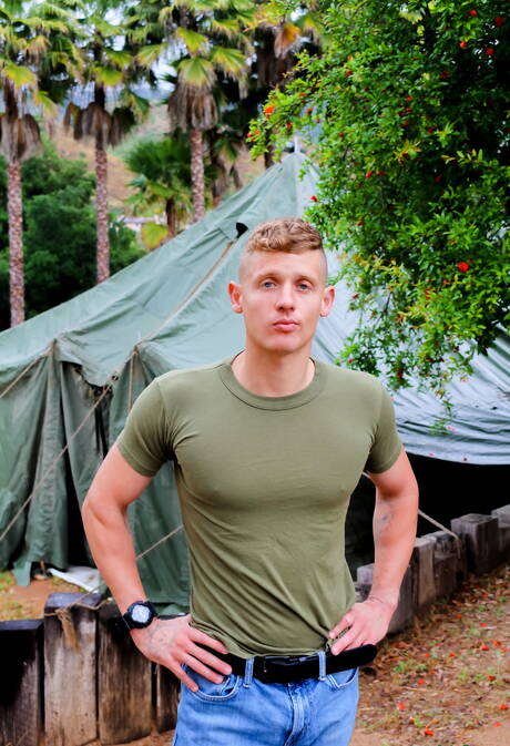 Der muskulöse Derrick Ranoldo posiert nackt im Freien