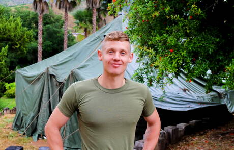 Der muskulöse Derrick Ranoldo posiert nackt im Freien