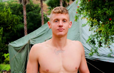 Der muskulöse Derrick Ranoldo posiert nackt im Freien