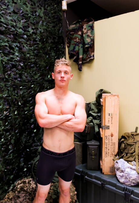 Der muskulöse Derrick Ranoldo posiert nackt im Freien