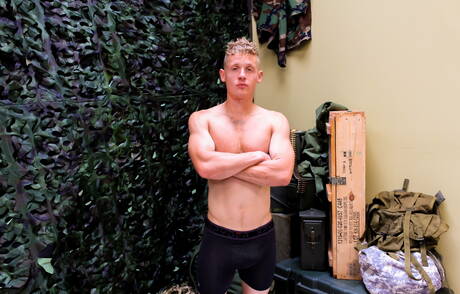 Der muskulöse Derrick Ranoldo posiert nackt im Freien