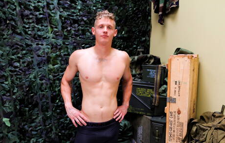 Der muskulöse Derrick Ranoldo posiert nackt im Freien