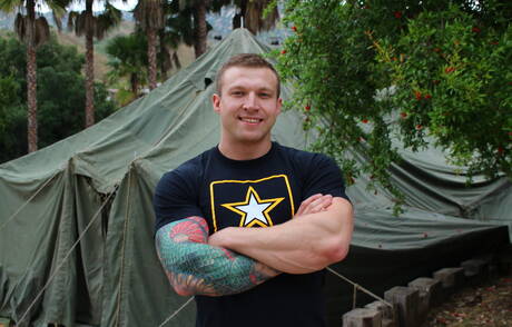 Kulturysta Mike Johnson prezentuje solidne ciało na świeżym powietrzu