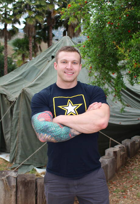 Kulturysta Mike Johnson prezentuje solidne ciało na świeżym powietrzu