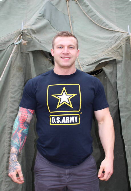 Kulturysta Mike Johnson prezentuje solidne ciało na świeżym powietrzu