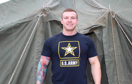 Kulturysta Mike Johnson prezentuje solidne ciało na świeżym powietrzu