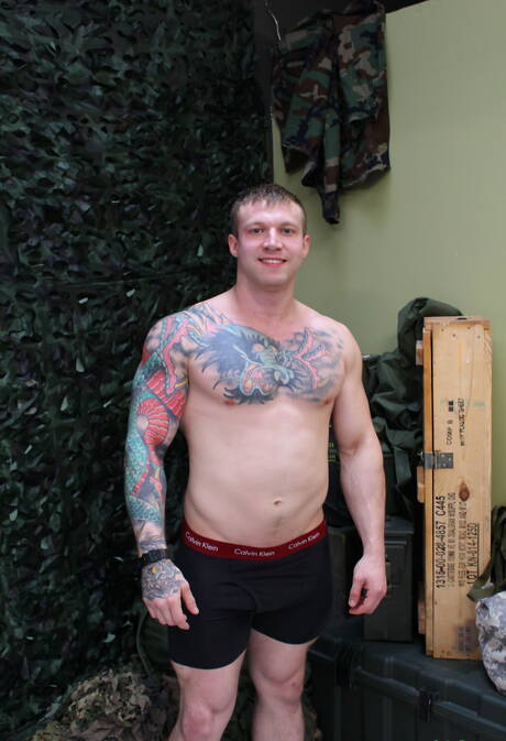 Kulturysta Mike Johnson prezentuje solidne ciało na świeżym powietrzu