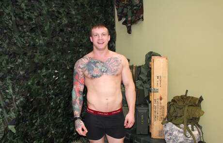 Kulturysta Mike Johnson prezentuje solidne ciało na świeżym powietrzu