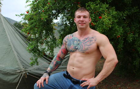 Kulturysta Mike Johnson prezentuje solidne ciało na świeżym powietrzu