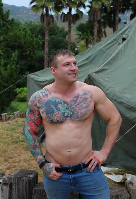 Kulturysta Mike Johnson prezentuje solidne ciało na świeżym powietrzu