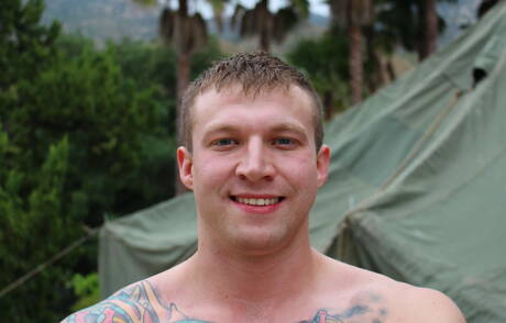 Kulturysta Mike Johnson prezentuje solidne ciało na świeżym powietrzu