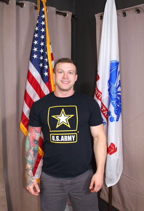 Kulturysta Mike Johnson prezentuje solidne ciało na świeżym powietrzu