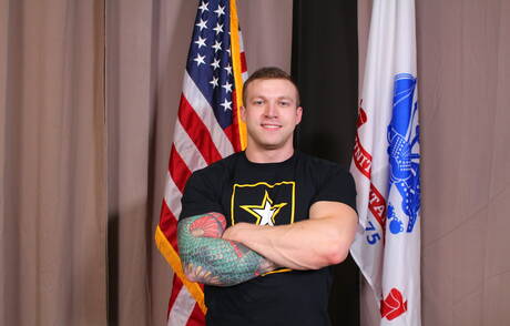 Kulturysta Mike Johnson prezentuje solidne ciało na świeżym powietrzu