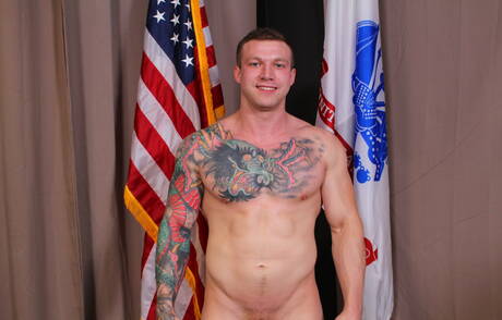 Kulturysta Mike Johnson prezentuje solidne ciało na świeżym powietrzu