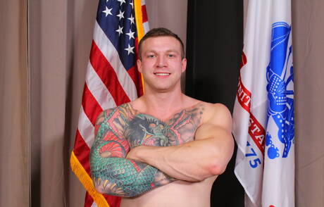 Kulturysta Mike Johnson prezentuje solidne ciało na świeżym powietrzu