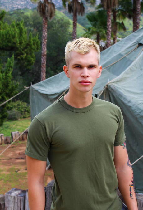 El hombre fuerte Eric Tanner posando desnudo al aire libre