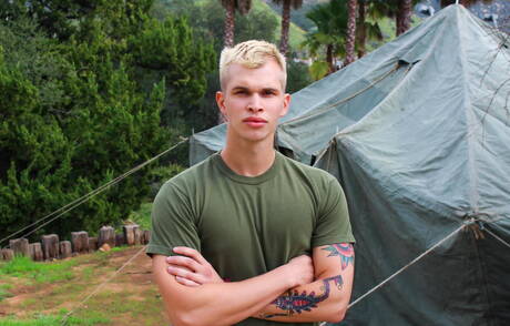 El hombre fuerte Eric Tanner posando desnudo al aire libre