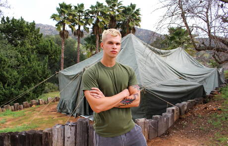 El hombre fuerte Eric Tanner posando desnudo al aire libre