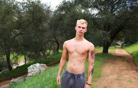 El hombre fuerte Eric Tanner posando desnudo al aire libre