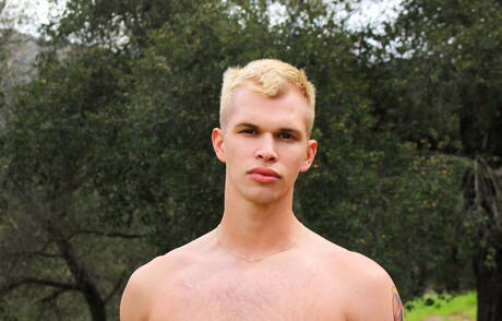 El hombre fuerte Eric Tanner posando desnudo al aire libre