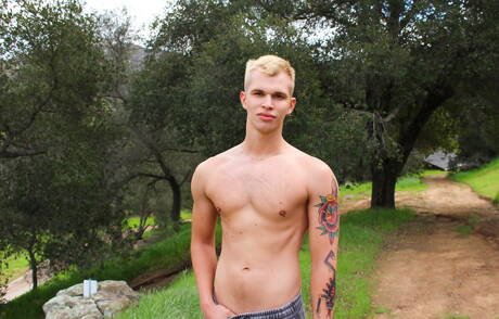 El hombre fuerte Eric Tanner posando desnudo al aire libre