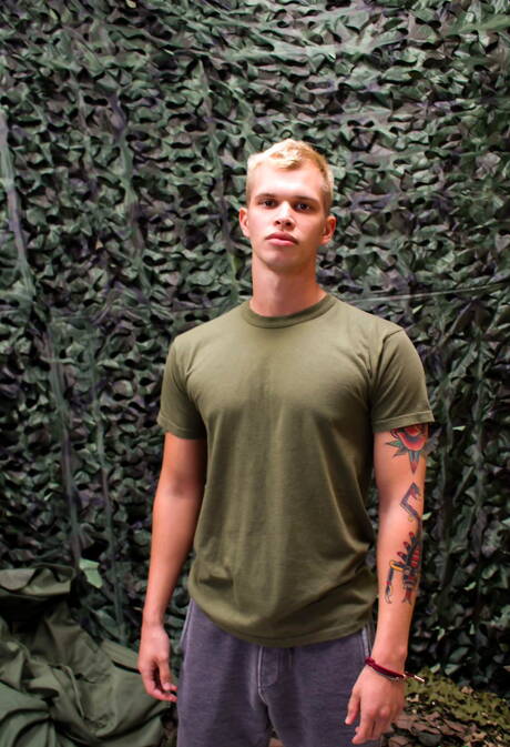 El hombre fuerte Eric Tanner posando desnudo al aire libre