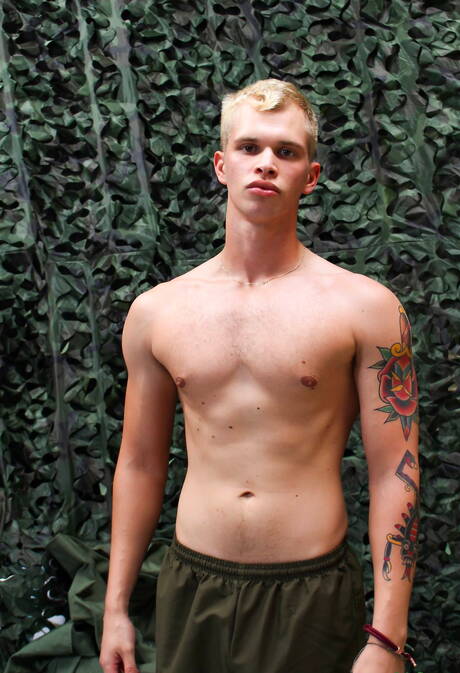 El hombre fuerte Eric Tanner posando desnudo al aire libre