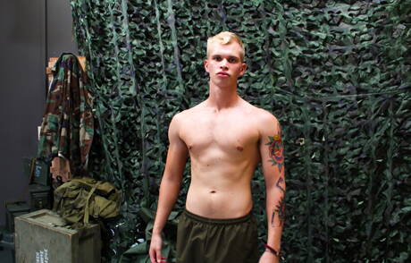 El hombre fuerte Eric Tanner posando desnudo al aire libre