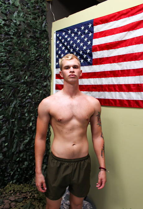 El hombre fuerte Eric Tanner posando desnudo al aire libre